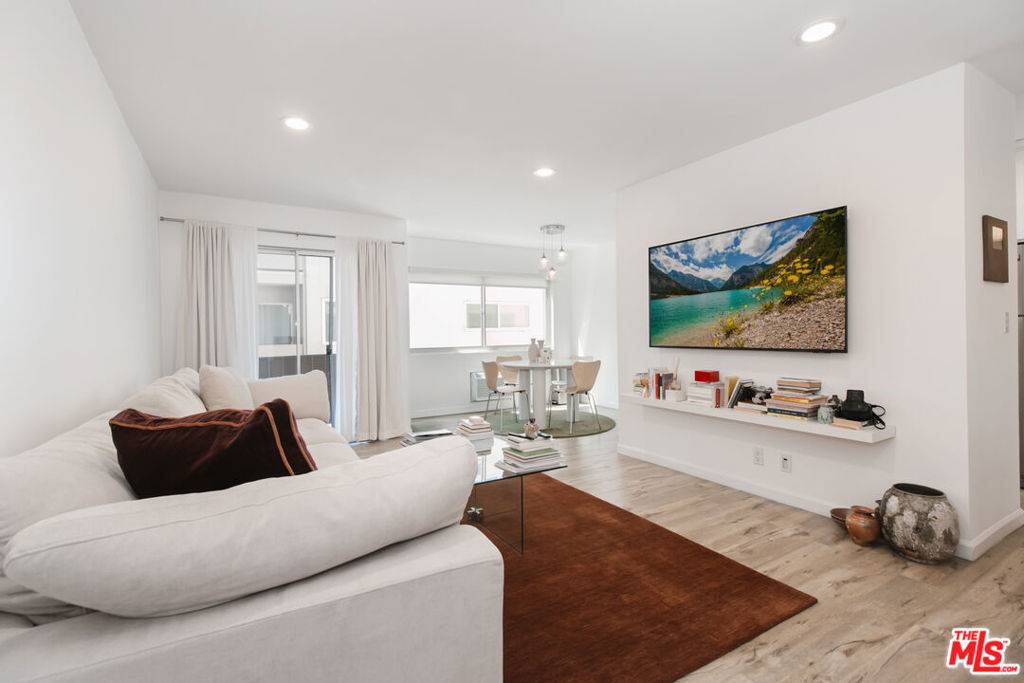 Los Angeles, CA 90036,525 N Sycamore AVE #301