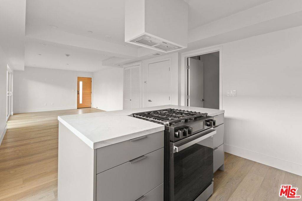 Los Angeles, CA 90028,1752 N Van Ness AVE #3/4