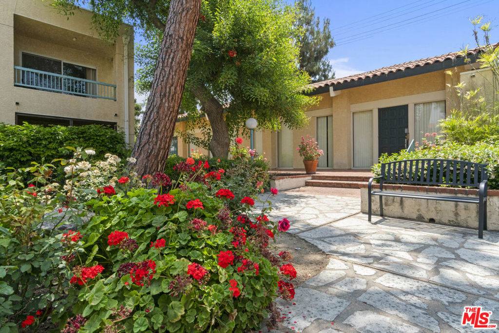 Tarzana, CA 91356,18307 Burbank BLVD #325