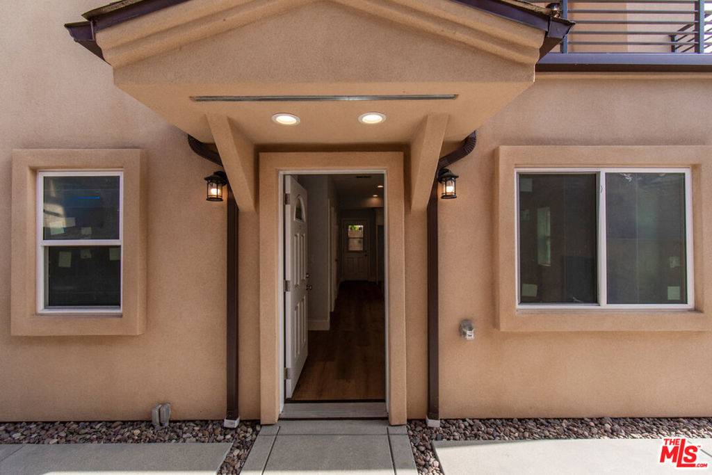 Los Angeles, CA 90016,2210 S Harcourt AVE