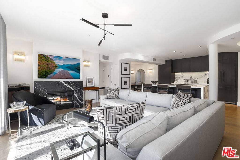 West Hollywood, CA 90048,122 N Clark DR #306