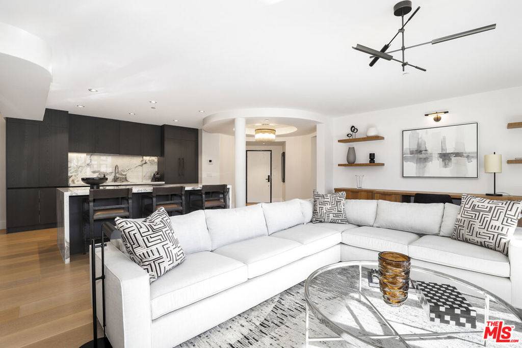 West Hollywood, CA 90048,122 N Clark DR #306