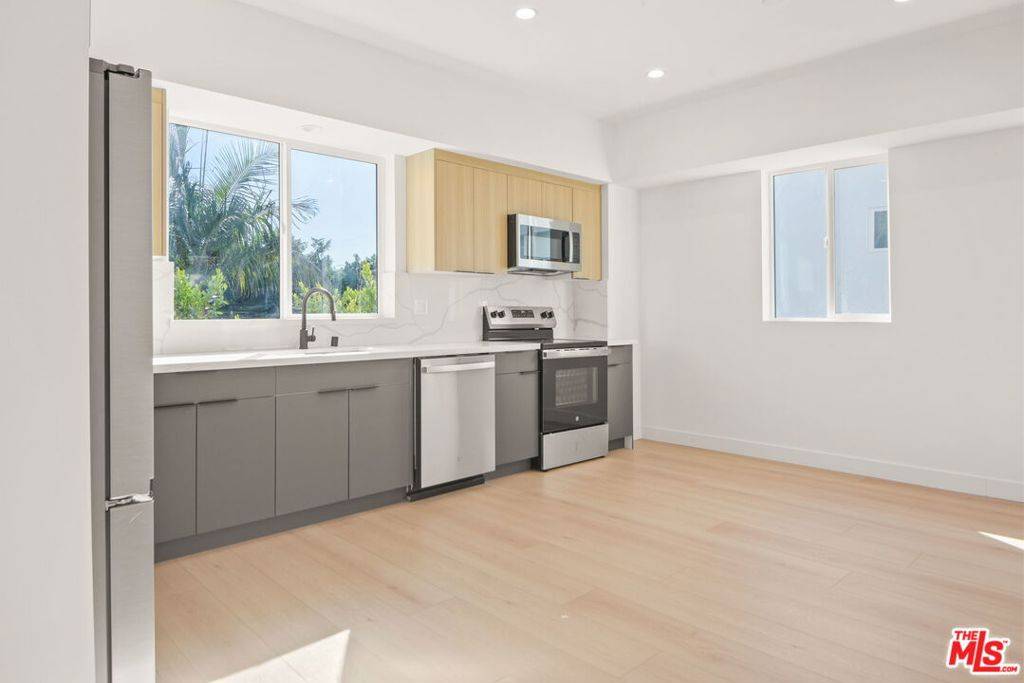 Los Angeles, CA 90019,1707 S Burnside AVE #1/2