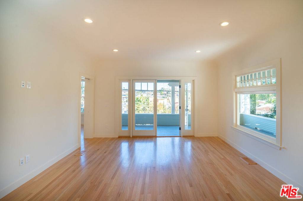 Los Angeles, CA 90026,802 E Kensington RD