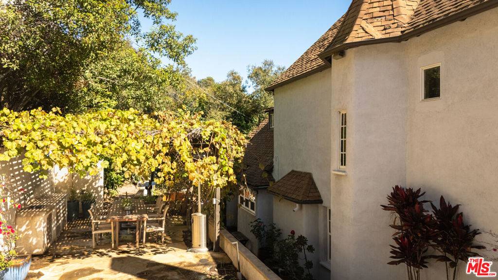 Los Angeles, CA 90068,2829 N Beachwood DR