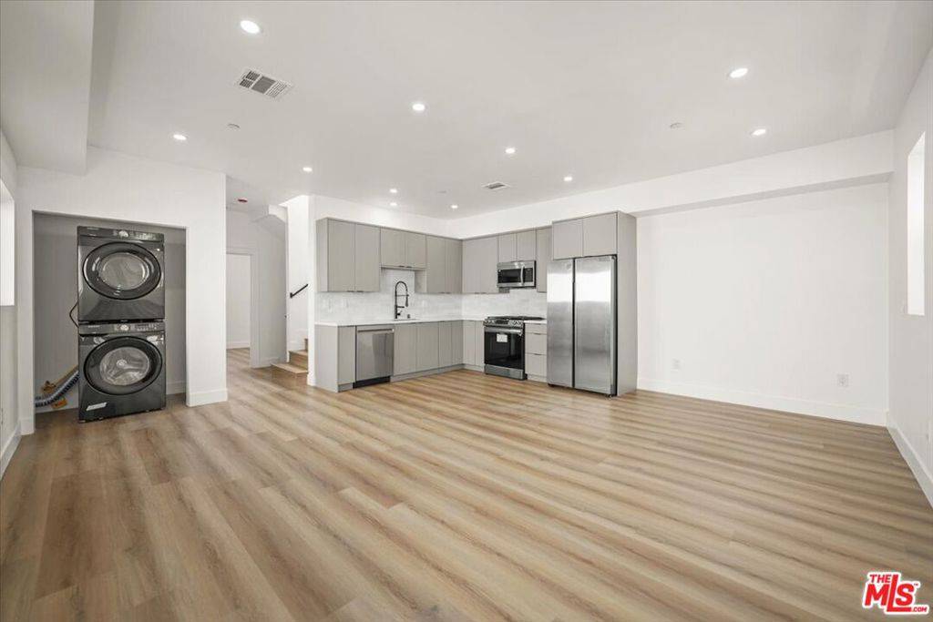 Los Angeles, CA 90038,914 N Hudson AVE #1/2