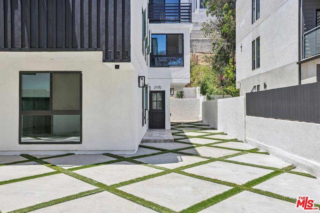 Los Angeles, CA 90068,2113 Holly DR