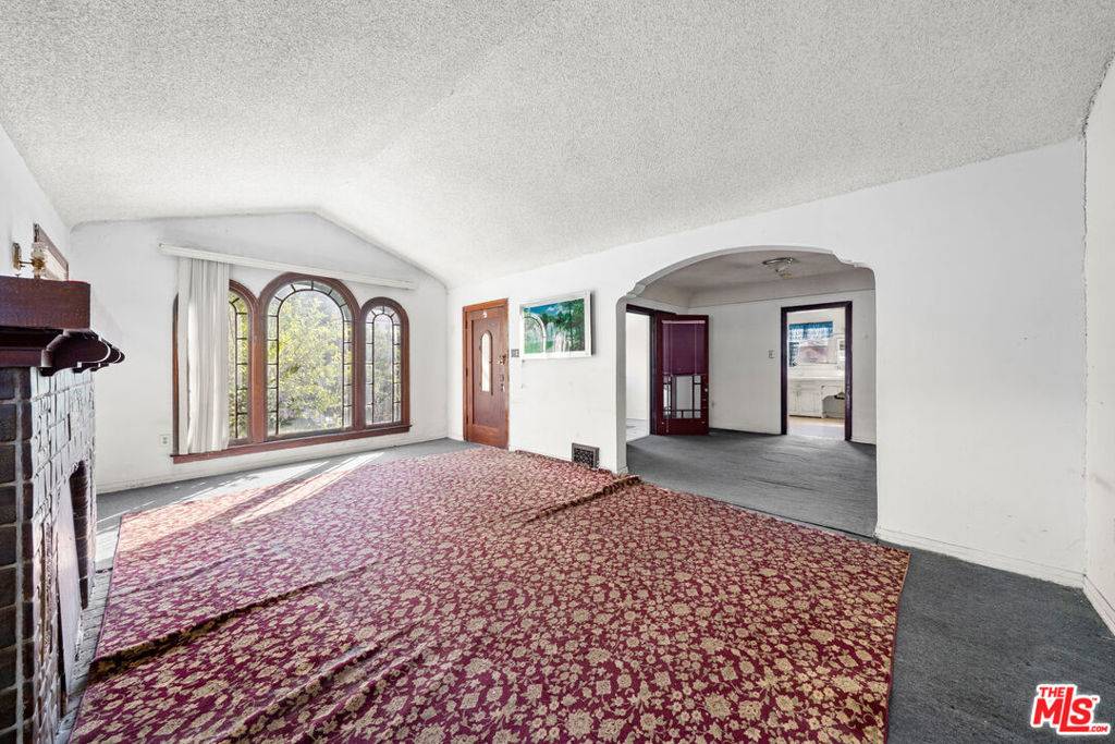 Los Angeles, CA 90026,1337 Douglas ST