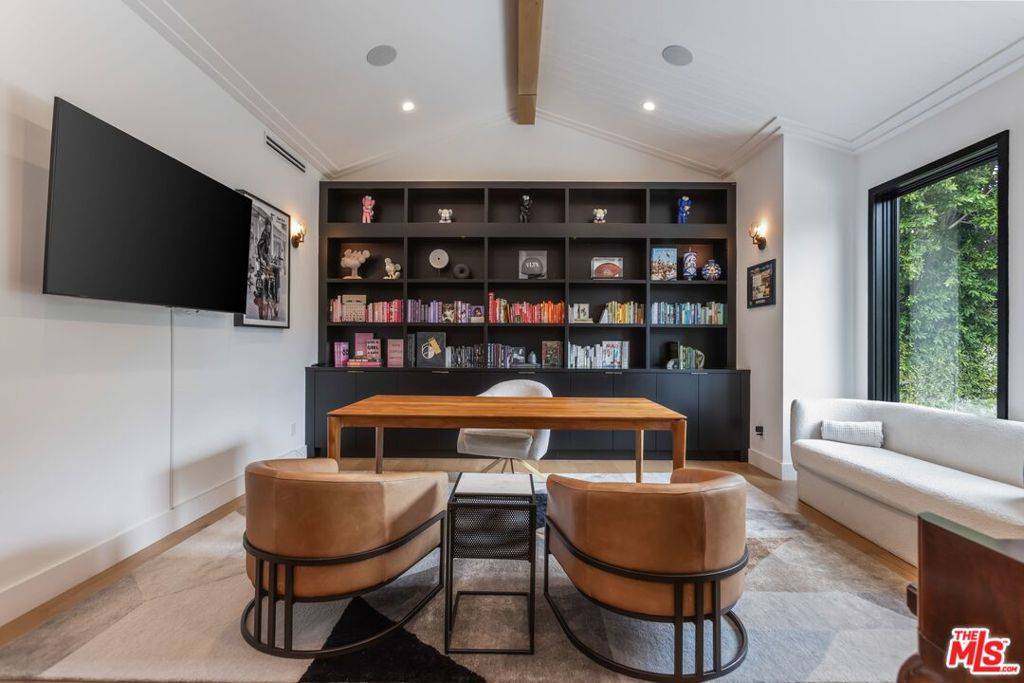 Tarzana, CA 91356,18938 Wells DR