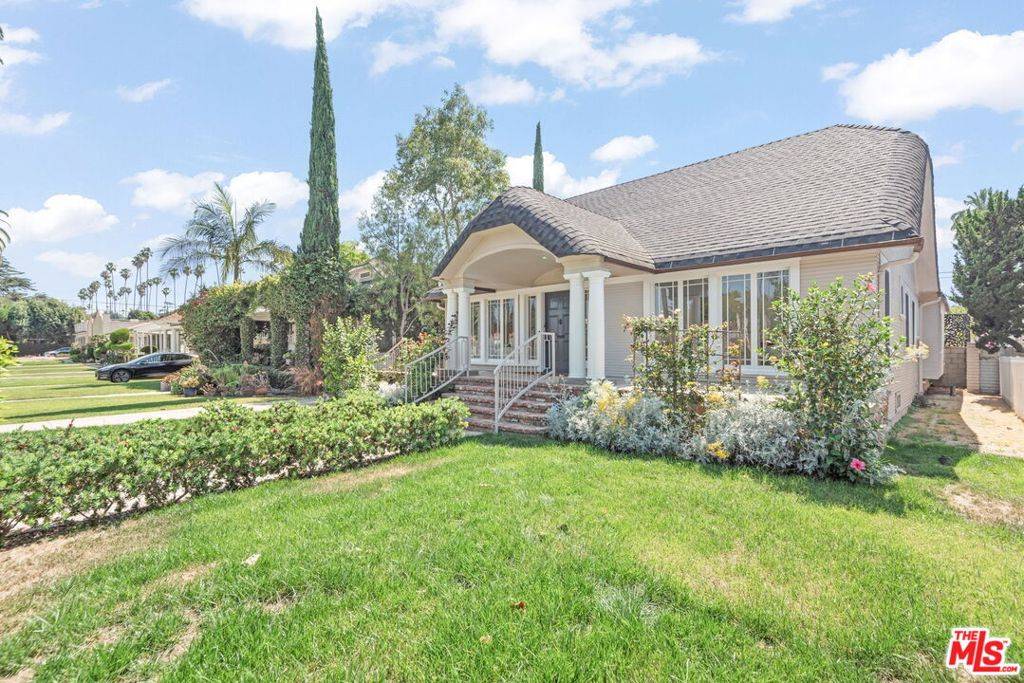 Los Angeles, CA 90019,1107 S St Andrews PL