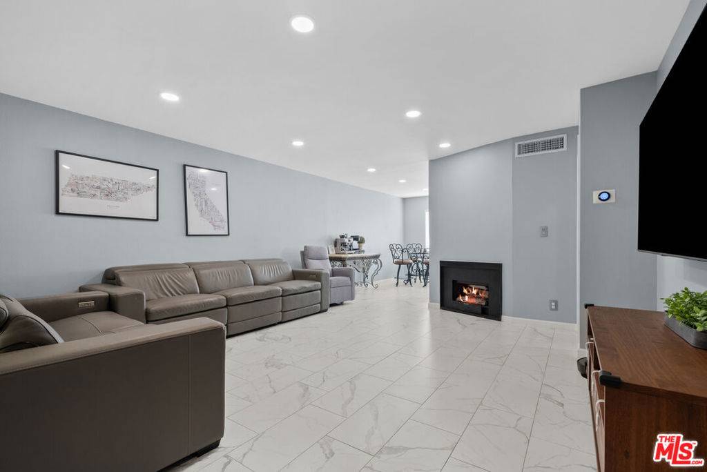 Burbank, CA 91504,8024 Via Pompeii