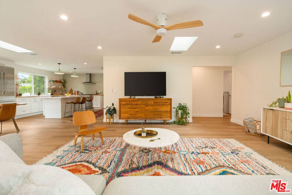 Valley Village, CA 91601,5828 Irvine AVE