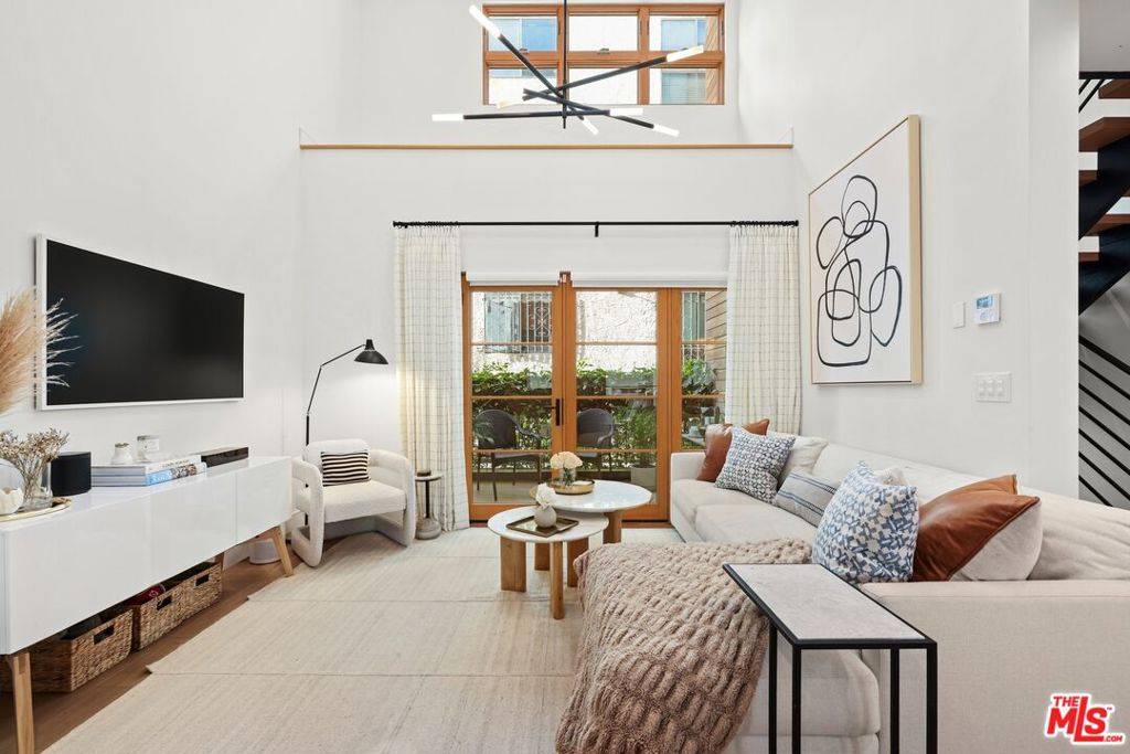 West Hollywood, CA 90046,1035 N Vista ST