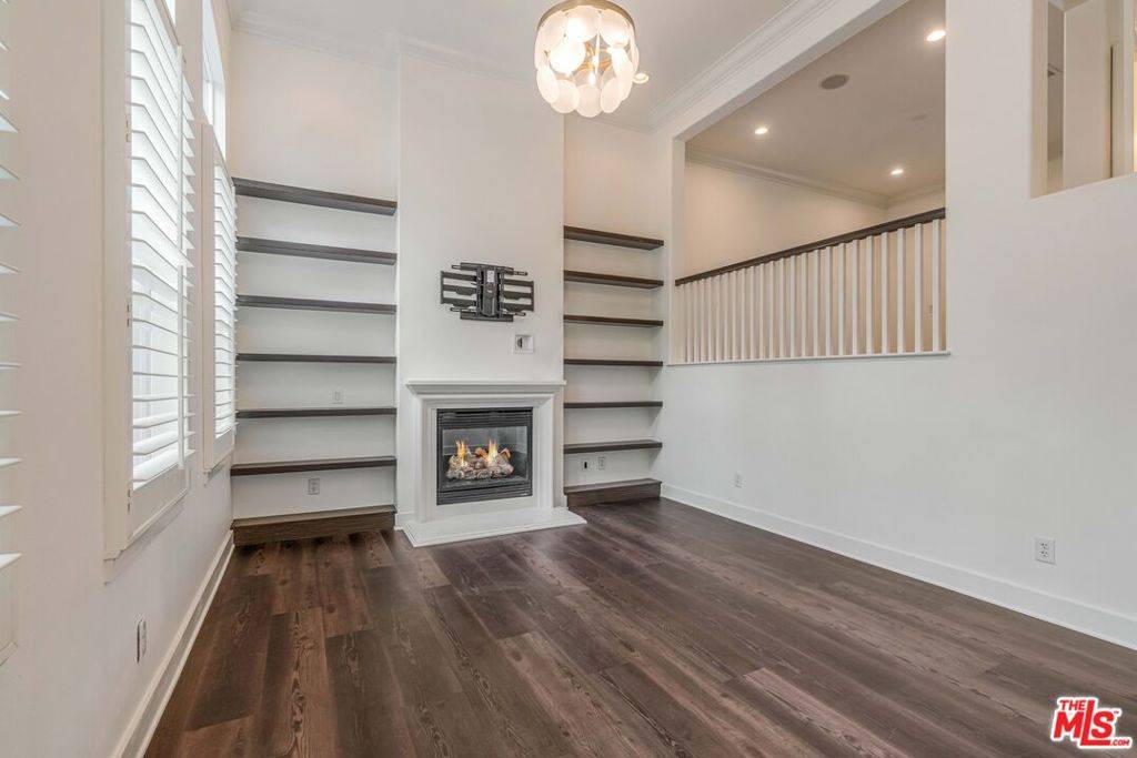 Los Angeles, CA 90094,5800 Seawalk DR #6