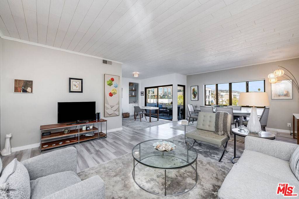 Los Angeles, CA 90004,647 Wilcox AVE #3G