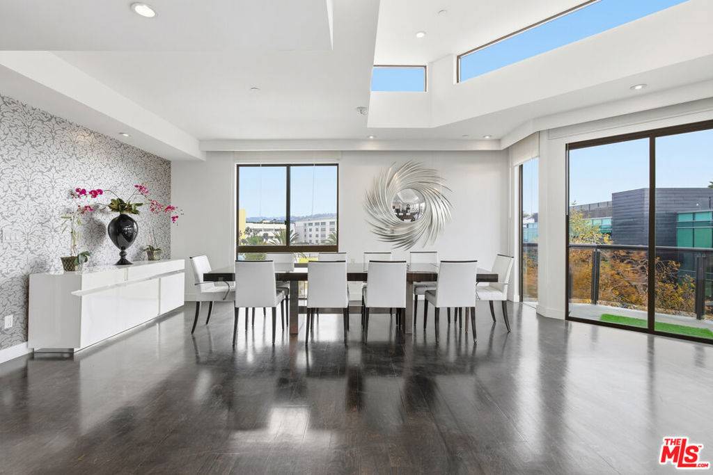 Beverly Hills, CA 90212,121 S Canon DR #PH 401