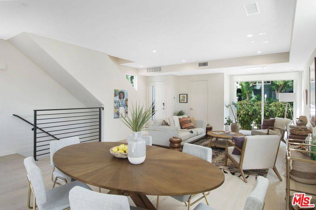 Los Angeles, CA 90039,1933 N Griffith Park BLVD