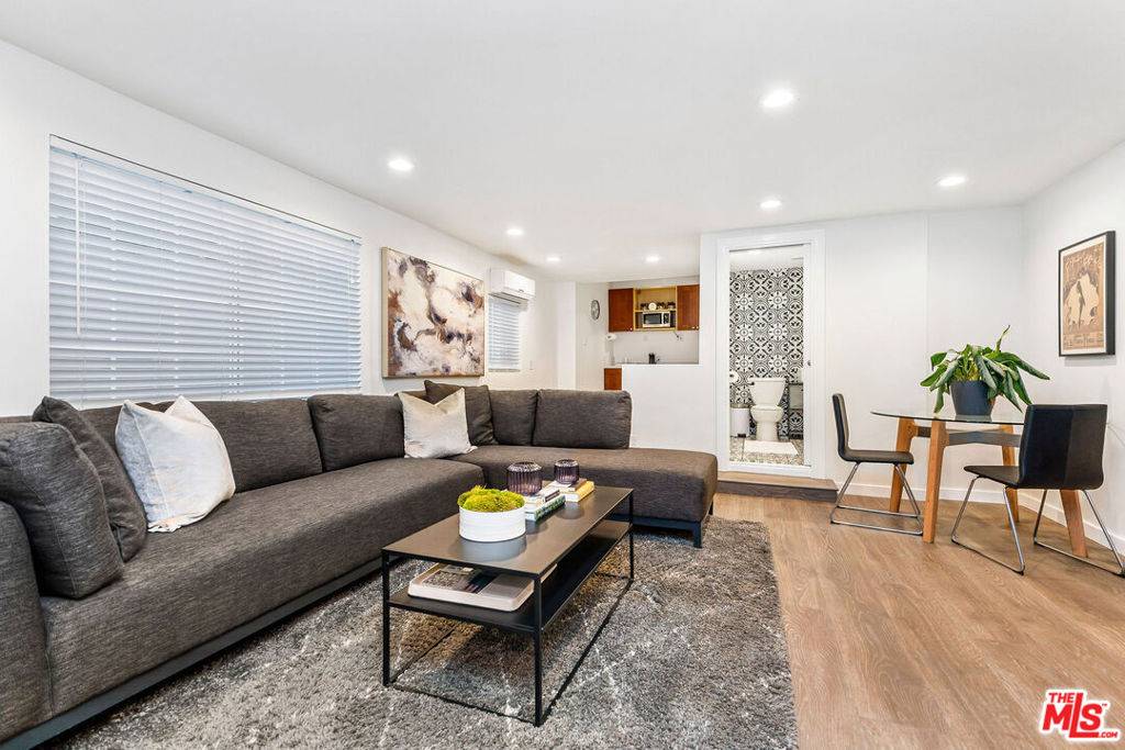 West Hollywood, CA 90069,717 Huntley DR