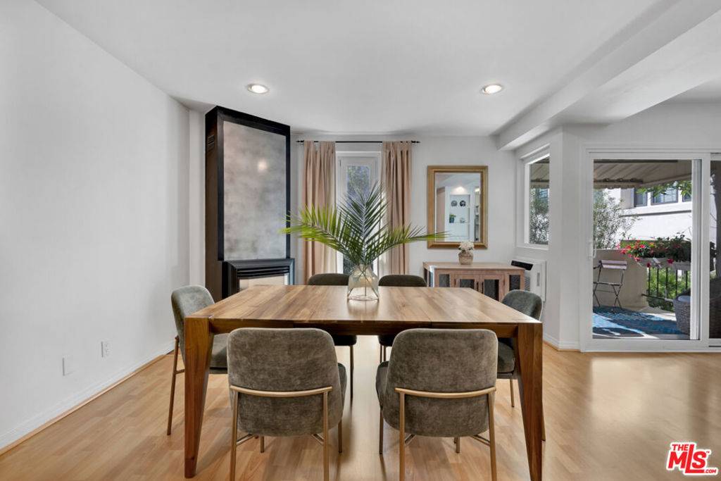 Los Angeles, CA 90049,11789 Montana AVE #15