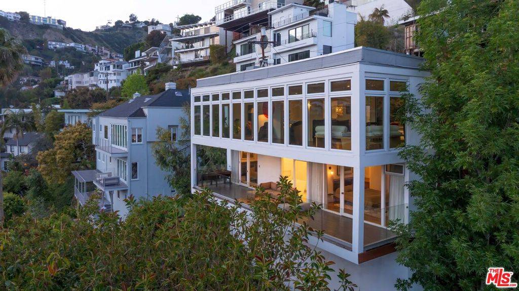 Los Angeles, CA 90069,8450 Carlton WAY