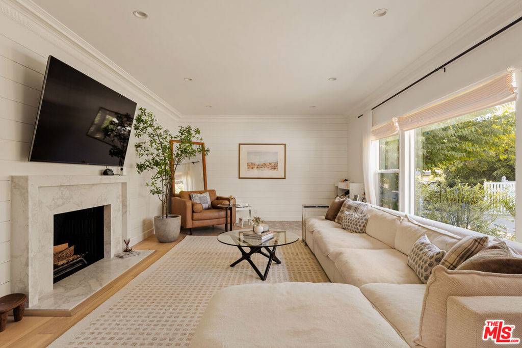 Van Nuys, CA 91406,6448 Peach AVE