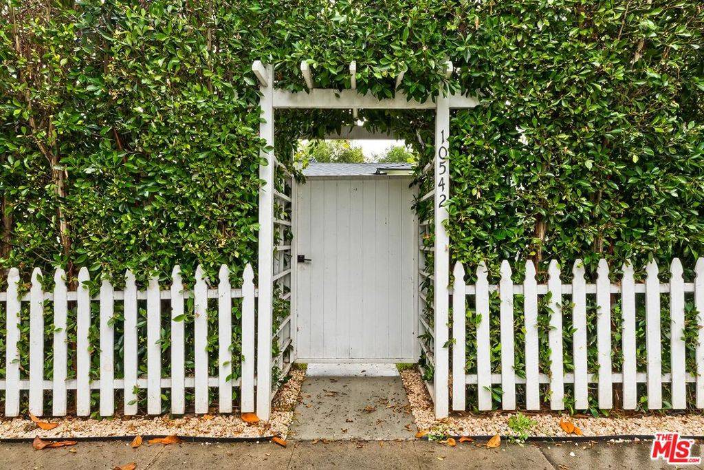 Toluca Lake, CA 91602,10542 Moorpark ST