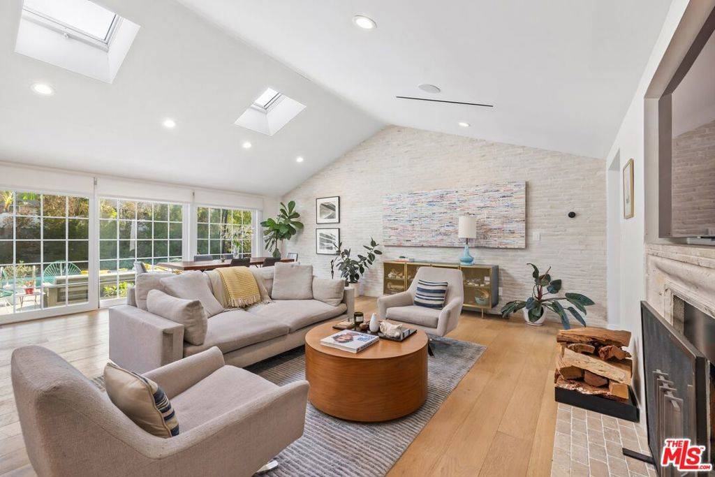 Inglewood, CA 90305,9418 S 10th AVE