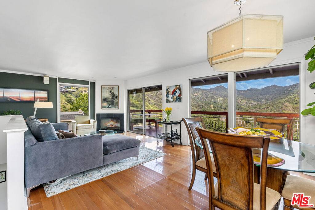 Los Angeles, CA 90068,2843 Lambert DR