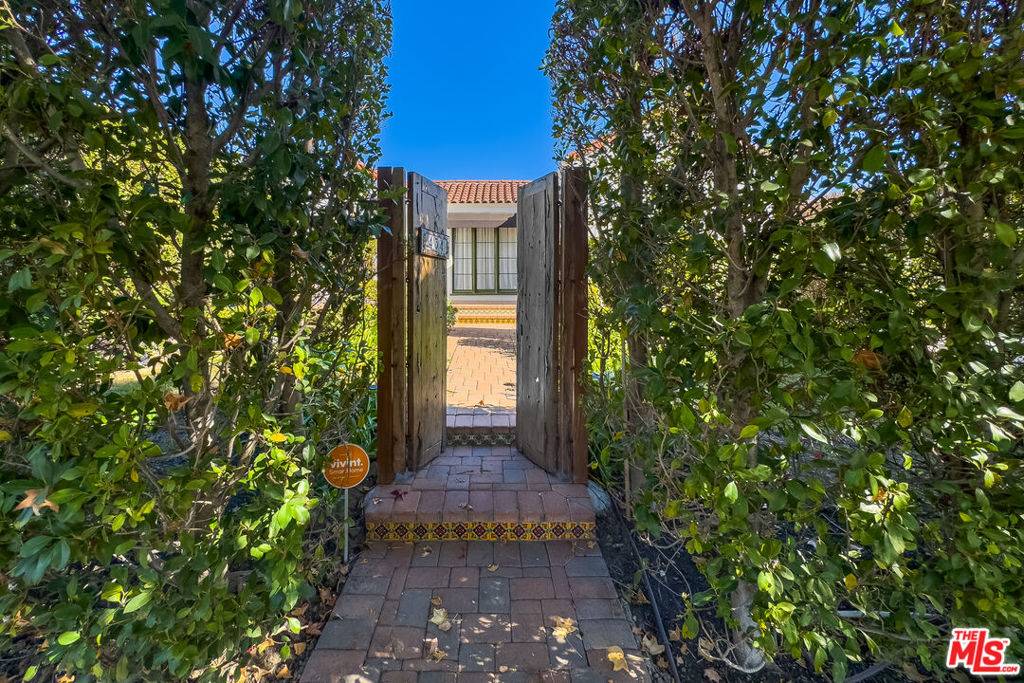 Los Angeles, CA 90048,434 N Laurel AVE