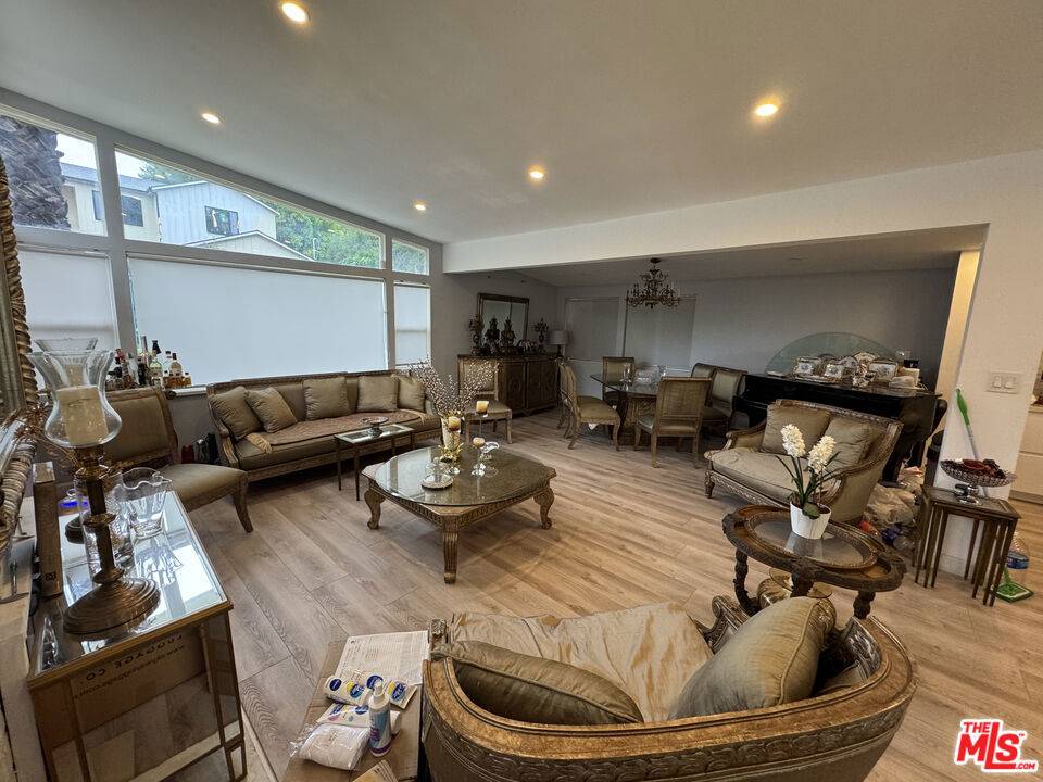 Tarzana, CA 91356,18101 Karen DR