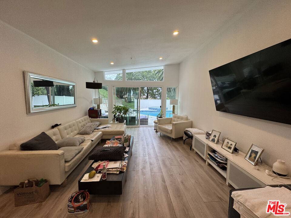 Tarzana, CA 91356,18101 Karen DR