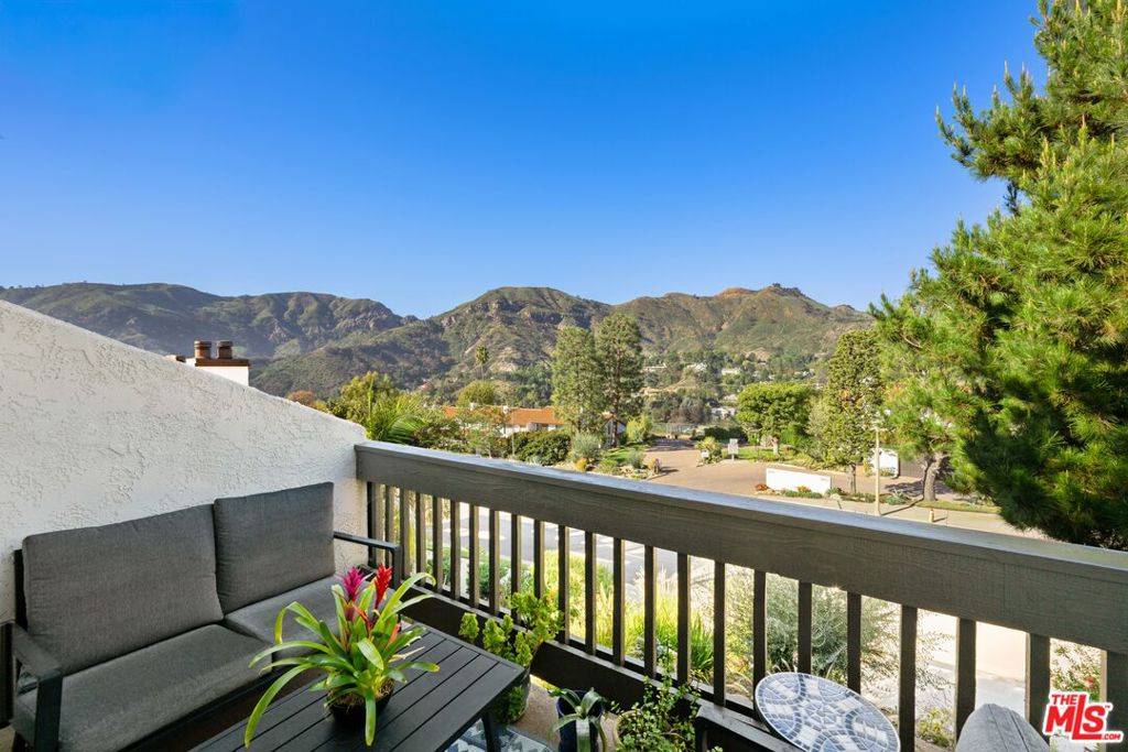 Pacific Palisades, CA 90272,1622 Michael LN
