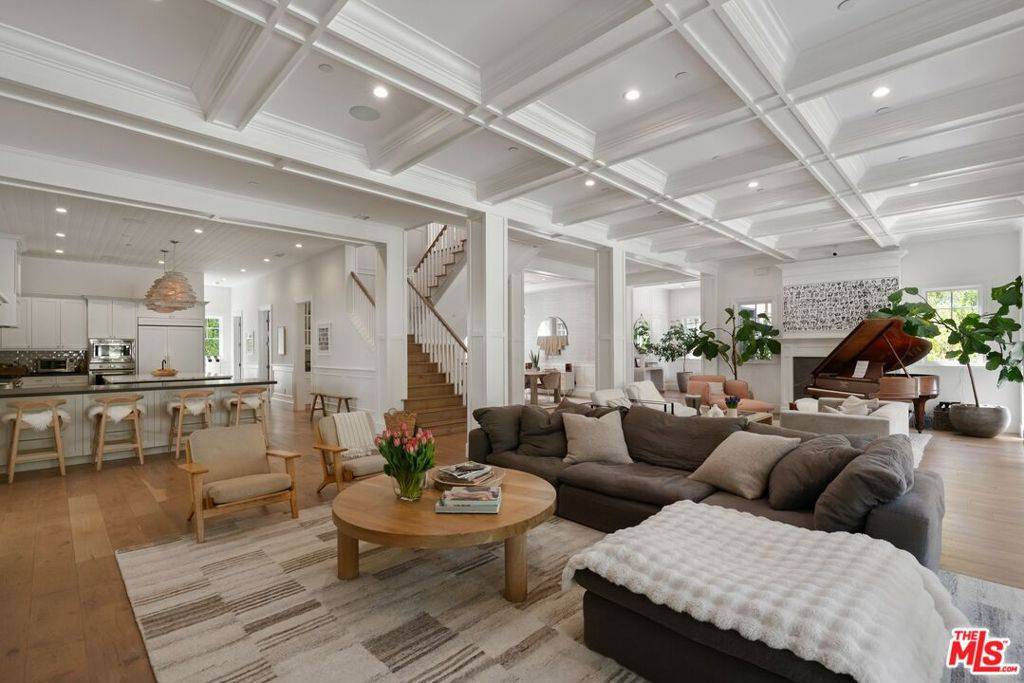 Los Angeles, CA 90049,12090 Chalon RD