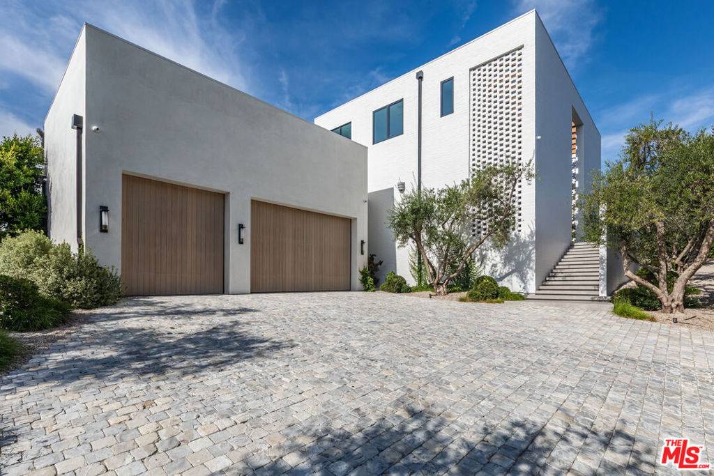 Los Angeles, CA 90069,1307 N Doheny DR