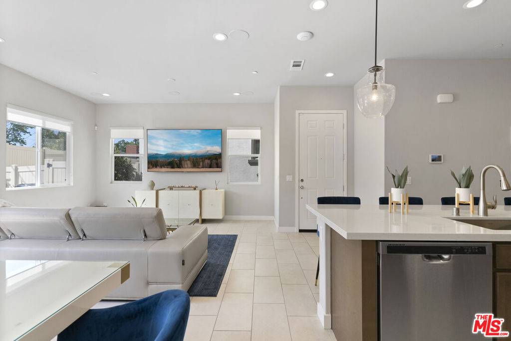 Inglewood, CA 90301,551 Daniel Freeman Cir