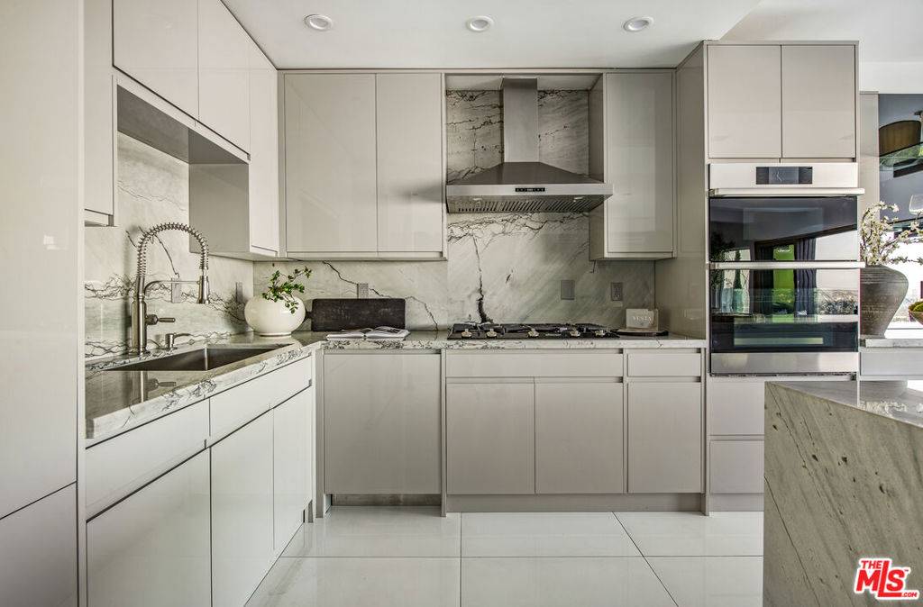 Los Angeles, CA 90069,8638 Hollywood BLVD