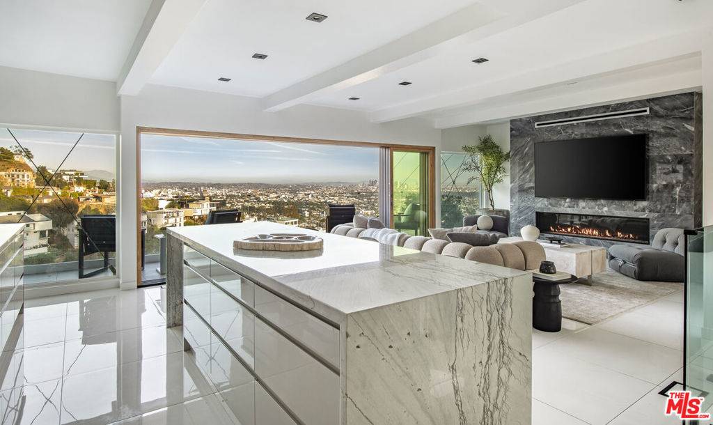 Los Angeles, CA 90069,8638 Hollywood BLVD