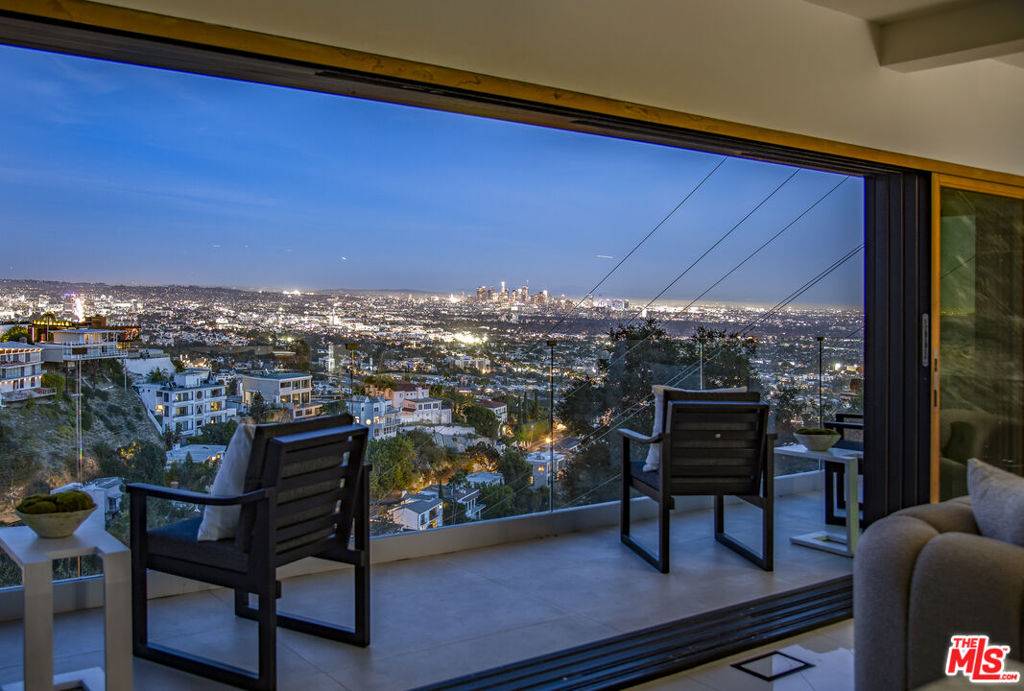 Los Angeles, CA 90069,8638 Hollywood BLVD