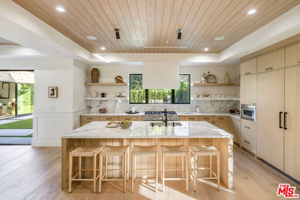 Valley Village, CA 91607,4828 Radford AVE