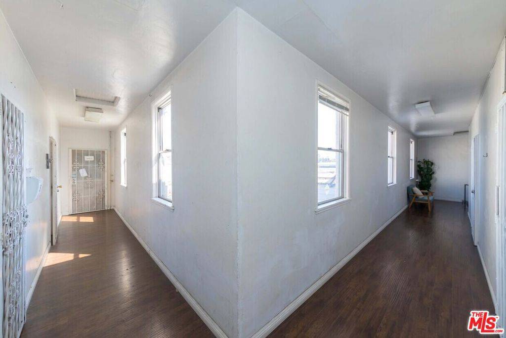 Los Angeles, CA 90035,8881 W Pico BLVD