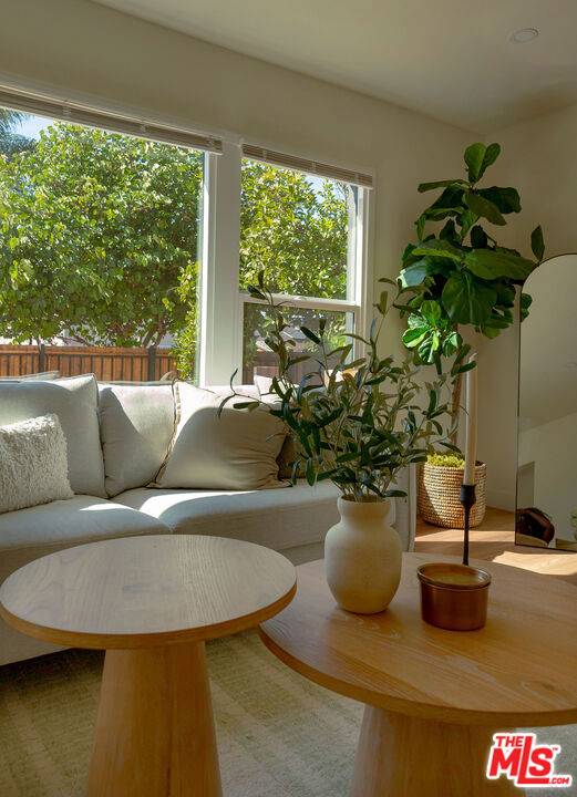 Los Angeles, CA 90016,2046 1/2 S Burnside AVE