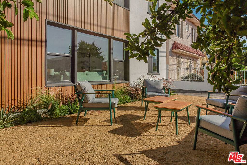 Los Angeles, CA 90016,2046 1/2 S Burnside AVE