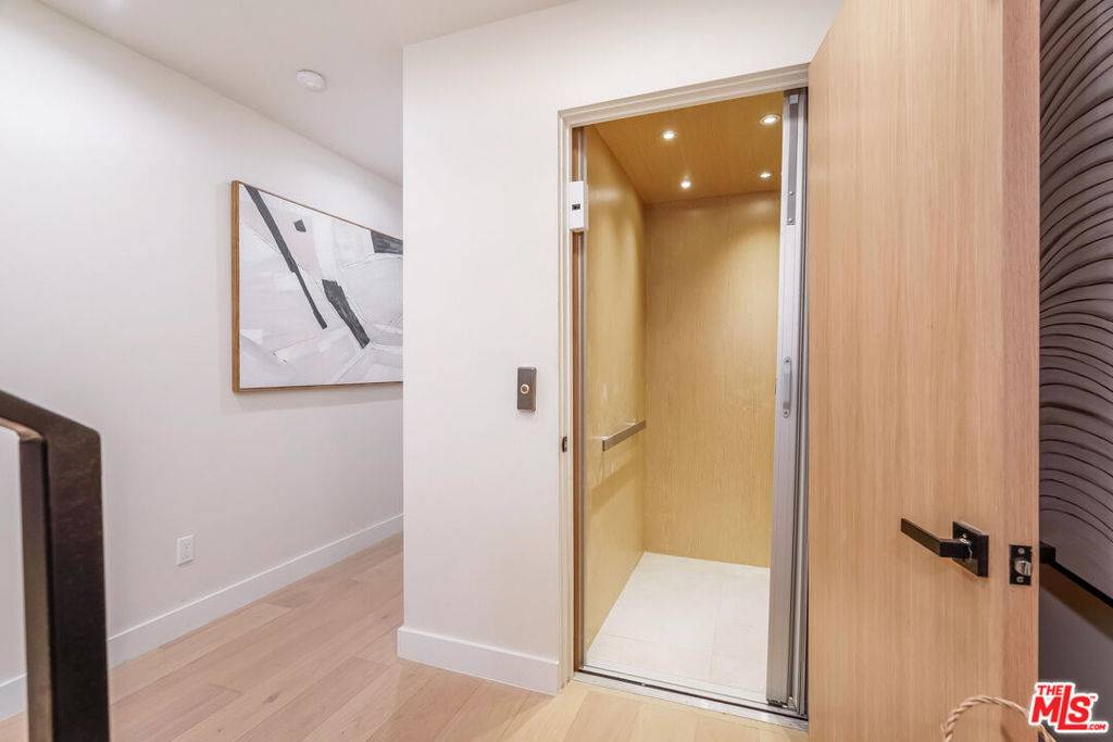 Los Angeles, CA 90025,11653 Missouri Avenue