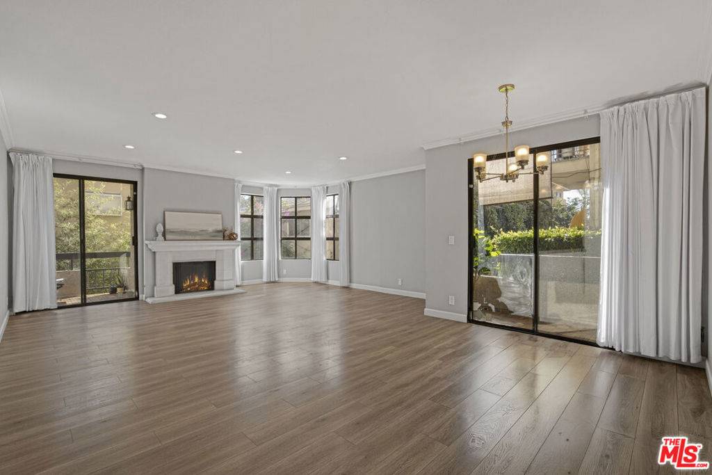 Los Angeles, CA 90035,8642 GREGORY WAY #103