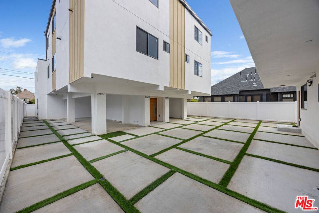 Los Angeles, CA 90019,3207 W 18th ST #3 and 4