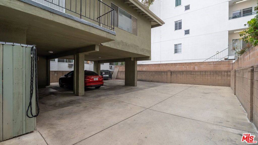 Los Angeles, CA 90049,11915 Kiowa AVE