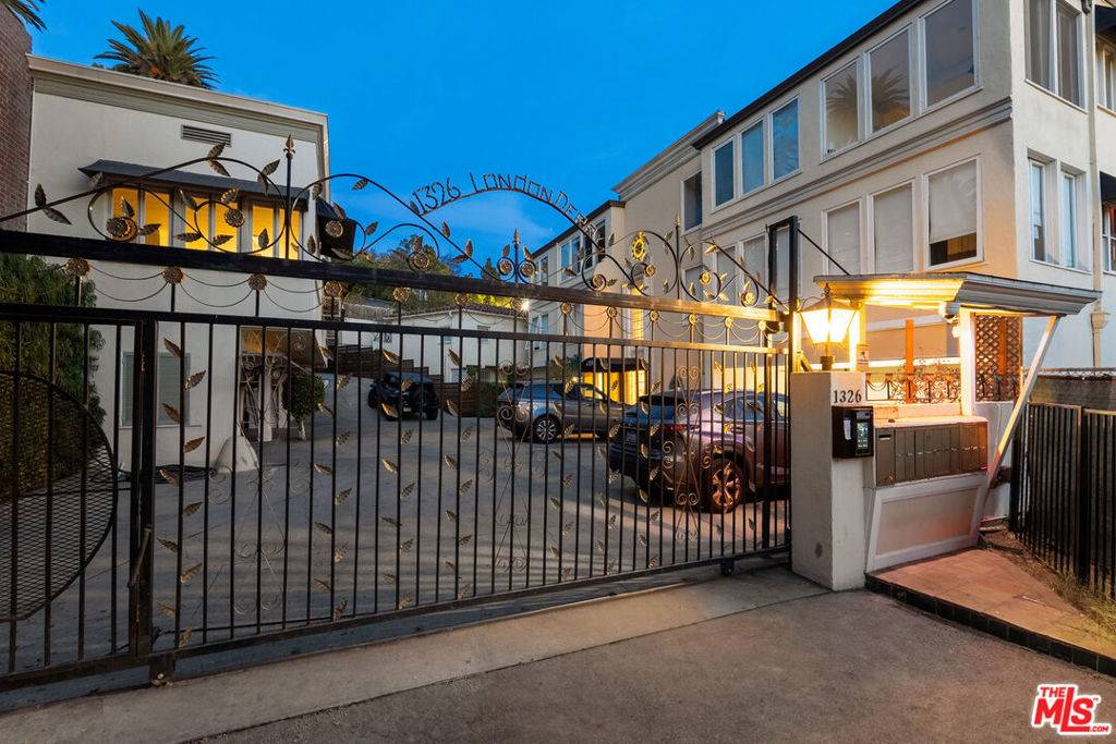 Los Angeles, CA 90069,1326 Londonderry View DR #7