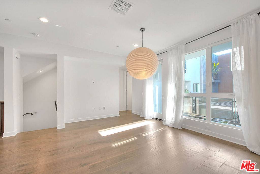 Los Angeles, CA 90038,6910 N Tierno LN