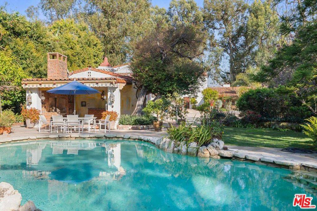 Los Angeles, CA 90049,334 N Carmelina AVE