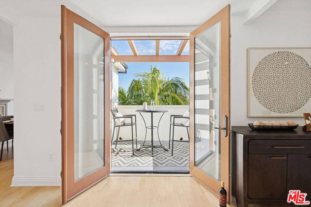 Beverly Hills, CA 90212,261 S Reeves DR #PH3